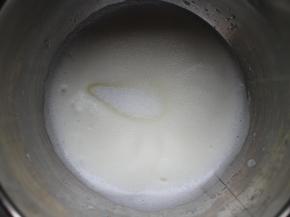 搅打至蛋白变成细泡的时候，加最后15克糖进去。然后中速搅打至7—8分发