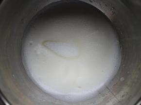 搅打至蛋白变成细泡的时候，加最后15克糖进去。然后中速搅打至7—8分发