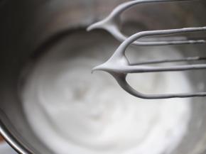 打好的蛋白状态如图，提起打蛋器，蛋白呈现弯钩状即可