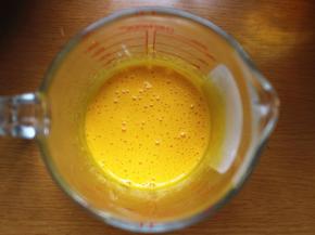 打好蛋白，接下来开始打发蛋黄。蛋黄只需要打到体积稍微膨大颜色变浅即可。