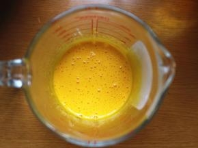 打好蛋白，接下来开始打发蛋黄。蛋黄只需要打到体积稍微膨大颜色变浅即可。