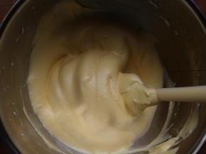 翻拌好的状态如图，是很蓬松且轻盈的。全蛋打发造我这么做，绝对省时间