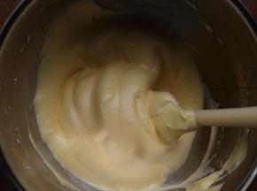 翻拌好的状态如图，是很蓬松且轻盈的。全蛋打发造我这么做，绝对省时间