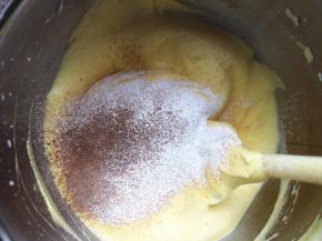 将低筋面粉、可可粉、玉米淀粉混匀后，过筛到盆子里来，一次不要全部过筛完，分三次加入！用刮刀翻拌均匀即可