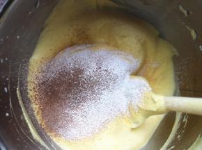 将低筋面粉、可可粉、玉米淀粉混匀后，过筛到盆子里来，一次不要全部过筛完，分三次加入！用刮刀翻拌均匀即可