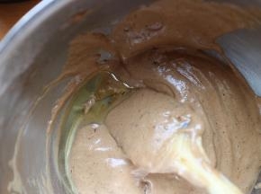 翻拌好后，加入玉米油，继续翻拌均匀。（烤箱预热168度）