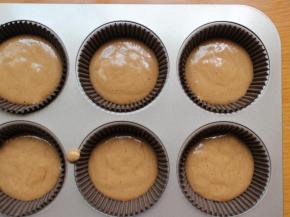 将翻拌好的面糊倒入纸杯模具中。6分满即可