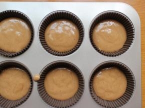 将翻拌好的面糊倒入纸杯模具中。6分满即可