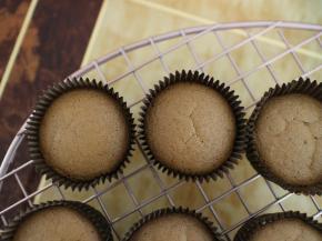 烤好的蛋糕取出放凉。如果发现开裂了也没关系，因为开裂并不代表失败