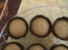 烤好的蛋糕取出放凉。如果发现开裂了也没关系，因为开裂并不代表失败