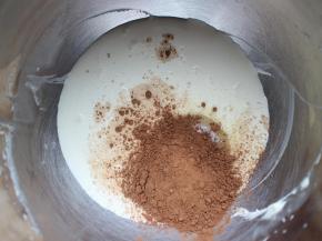 将可可粉、淡奶油、细砂糖倒入盆子里