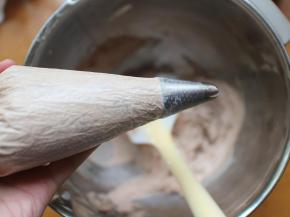 然后将奶油装在裱花袋里