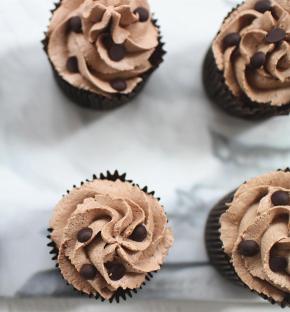 你也可以在杯子蛋糕的奶油上撒上巧克力豆做装饰