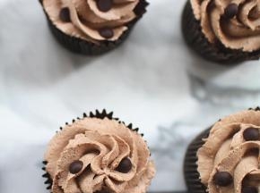 你也可以在杯子蛋糕的奶油上撒上巧克力豆做装饰