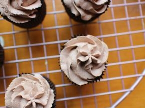 最后将奶油挤在杯子顶端即可