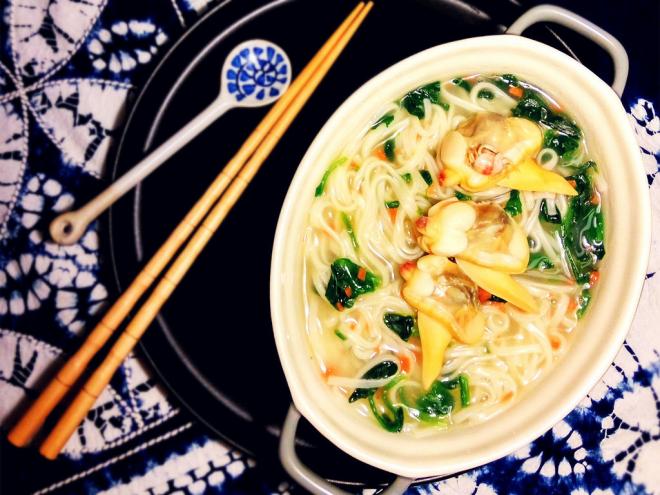菠菜蚬子热汤面