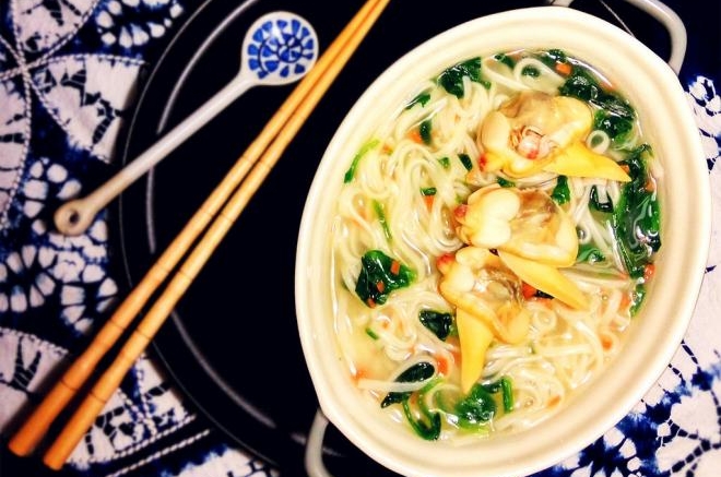 菠菜蚬子热汤面