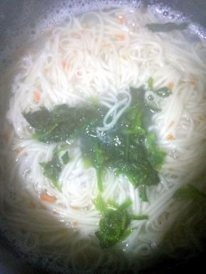 面条八成熟时，下菠菜、胡萝卜碎，出锅前点少许生抽，把蚬子肉盛在碗里即可