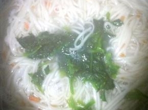 面条八成熟时，下菠菜、胡萝卜碎，出锅前点少许生抽，把蚬子肉盛在碗里即可