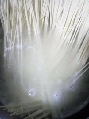 水沸后加盐，下面条，边煮边搅动