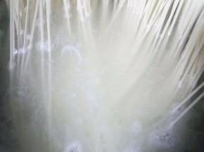 水沸后加盐，下面条，边煮边搅动