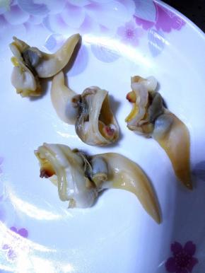 煮熟的蚬子立刻倒出晾凉。原汤从上层舀两勺，放入锅中加水煮沸。另外把蚬子肉从壳中扒出，翻开在剩余的原汤中涮几下。因为内层很容易藏细沙，如果这样涮洗一下，吃的时候恐怕会牙碜。用原汤涮，不会损失鲜味