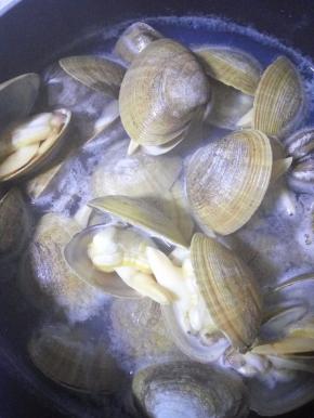 蚬子壳张开，肉还很嫩的这个状态正好，马上倒出备用