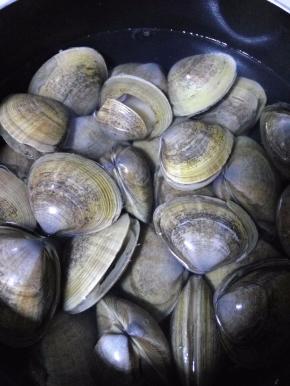 冷水入锅，水沸后再煮两三分钟