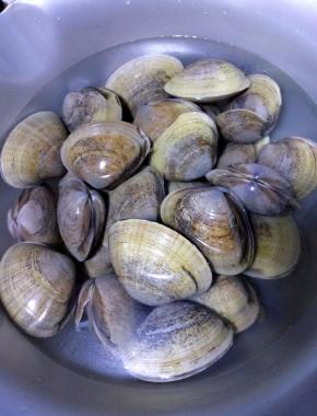 活的大黄蚬子洗净。如果有时间就泡在水里吐吐沙子，没有时间吐沙也没关系
