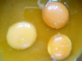 分蛋时把蛋黄分在桔子汁盆中