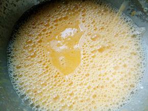 用电动打蛋器将蛋黄液搅打乳化