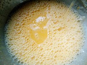 用电动打蛋器将蛋黄液搅打乳化