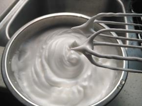 蛋清分3次加入38克白糖，打发至干性发泡