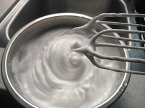 蛋清分3次加入38克白糖，打发至干性发泡