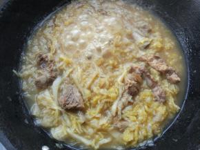 将电压力锅中的排骨汤倒一半入铁锅中，放入排骨和酸菜，加剩余一半的盐和糖，中火炖至酸菜熟透即可。不同的酸菜成熟时间不同，稍软且脆的口感即可，一般大约10分钟左右。