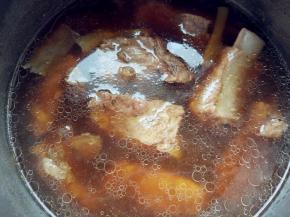 大约30分钟后，排骨已经很软烂入味了