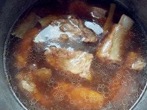 大约30分钟后，排骨已经很软烂入味了
