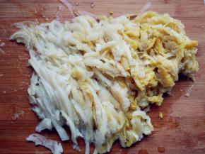 炖排骨的同时，将酸菜在冷水中漂洗，挤净水分后，切成丝备用