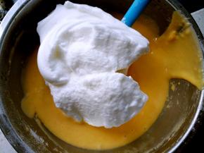 取三分之一蛋白霜至蛋黄糊中，用刮刀搅拌均匀