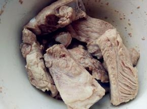 在冷水中煮沸，漂去浮沫，沥净