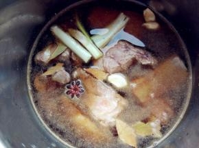 将一半的盐和糖、其他调料、排骨和温水一起放入电压力锅中，选择肉类程序执行