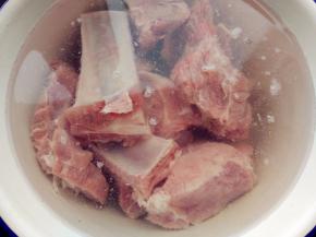 排骨洗净，用冷水泡去血水