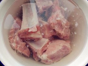 排骨洗净，用冷水泡去血水