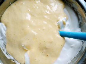 将搅拌好的蛋糕糊倒回蛋白盆中