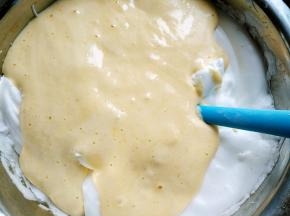 将搅拌好的蛋糕糊倒回蛋白盆中