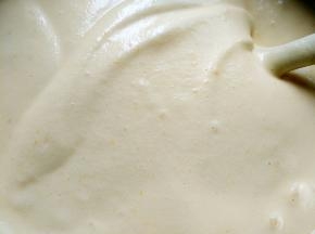 用刮刀搅拌均匀