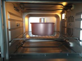 放入预热好的烤箱中下层，上下火160度，烘烤35分钟