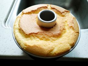 上色均匀后即可出炉倒扣冷却