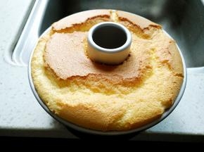 上色均匀后即可出炉倒扣冷却