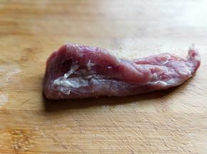 首先将里脊肉洗干净。